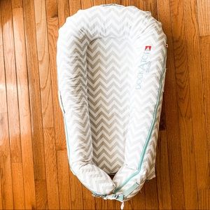 Dock A Tot Deluxe+ In Silver Lining